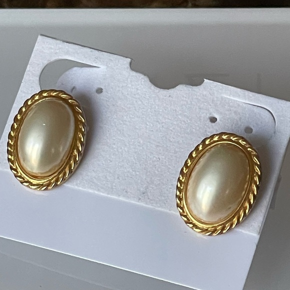 Trifari Signed Oval Pearl Clip On Vintage Earrings New Without Tags - Picture 2 of 5